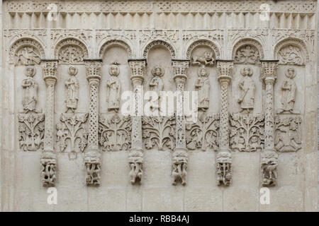 Bianco medievale-pietra scolpita arcade cieco datate dal XII secolo sulla facciata settentrionale della Cattedrale di San Demetrio a Vladimir, Russia. Il solo completamente frammento conservato dal XII secolo sulla facciata. Foto Stock