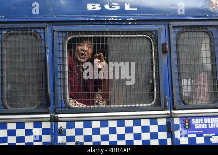 Kolkata, India. 08 gen 2019. Un vecchio protestor essendo halled lontano in polizia van. Credito: Debarchan Chatterjee/Pacific Press/Alamy Live News Foto Stock