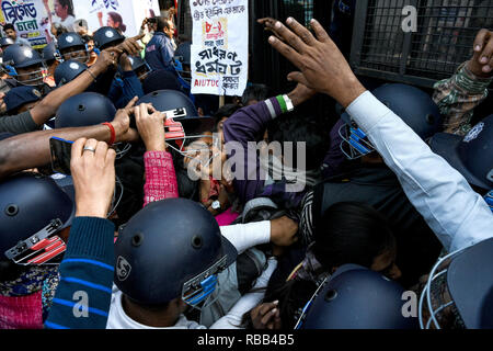 Kolkata, India. 08 gen 2019. Una rissa tra polizia e manifestanti. Credito: Debarchan Chatterjee/Pacific Press/Alamy Live News Foto Stock