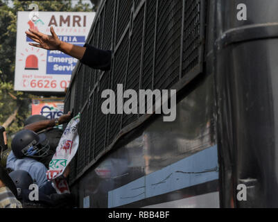 Kolkata, India. 08 gen 2019. Protestor gridare slogan dall'interno del furgone. Credito: Debarchan Chatterjee/Pacific Press/Alamy Live News Foto Stock