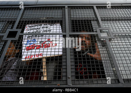 Kolkata, India. 08 gen 2019. I manifestanti trasportato lontano in polizia van dopo che essi sono stati arrestati per ostacolare il traffico su strada. Credito: Debarchan Chatterjee/Pacific Press/Alamy Live News Foto Stock