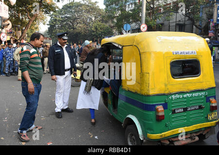 Kolkata, India. 08 gen 2019. Polizia civillians aiuta a trovare il trasporto per andare dal loro lavoro sul giorno di sciopero. Credito: Debarchan Chatterjee/Pacific Press/Alamy Live News Foto Stock