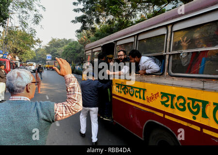 Kolkata, India. 08 gen 2019. Leader CPIM Sig. Sujan Chakraborty tirata via dalla polizia in un bus privato dopo che egli è stato arrestato per aver protestato su strada. Credito: Debarchan Chatterjee/Pacific Press/Alamy Live News Foto Stock