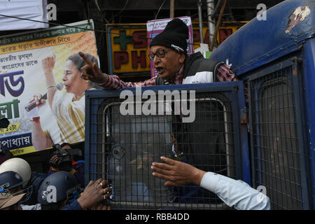 Kolkata, India. 08 gen 2019. I manifestanti di essere forzato all'interno della detenzione di polizia van dopo gli arresti. Credito: Debarchan Chatterjee/Pacific Press/Alamy Live News Foto Stock