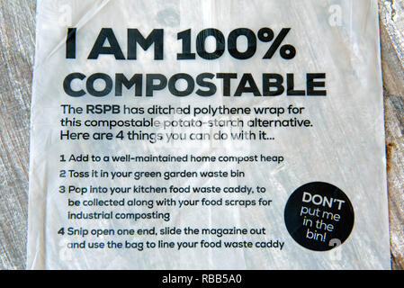 Compostabile e copertura biodegradabile o sacchetto da RSPB della rivista da fecola di patate. Foto Stock