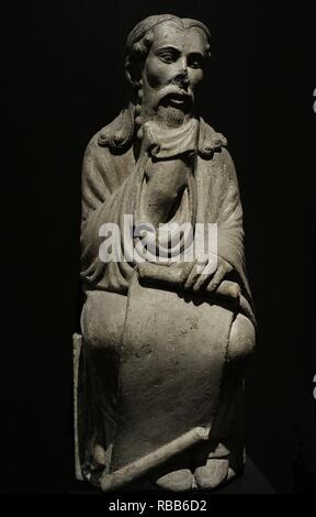 Escultura del Apóstol San Bartolomé sosteniendo n.a. filacteria. Obra del Maestro Mateo. Romanico. Siglos XII-XIII. Granito. Procedentes del Coro de la Catedral (Santiago de Compostela, Galizia). Museo Arqueológico Nacional. Madrid. España. Foto Stock