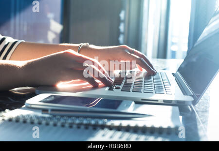 Giovane imprenditrice lavorando sul computer portatile in workspace.Business Pianificazione Strategica.studio l'apprendimento,blogger e freelance concetti idee.Il fuoco selettivo Foto Stock