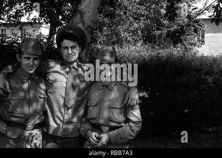 Regione di Mosca, Russia - circa 1992: Ritratto di soldati dell'esercito russo. Tre compagni. Scansione pellicola. La granella grande. Foto Stock