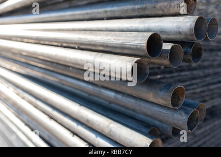 Pila di tubi in acciaio per la costruzione di un ponteggio. Foto Stock