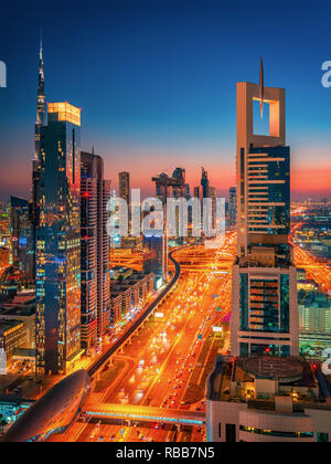 Bellissima vista sul tetto della Sheikh Zayed Road e grattacieli di Dubai, Emirati Arabi Uniti Foto Stock