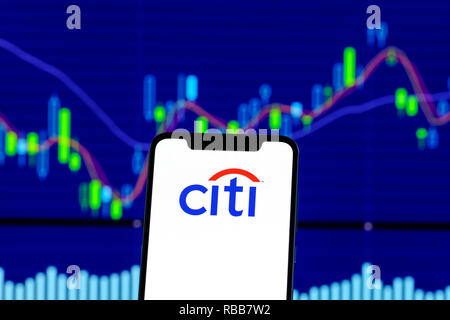 La Citibank logo è visibile su uno smartphone tramite Grafico azionario Foto Stock