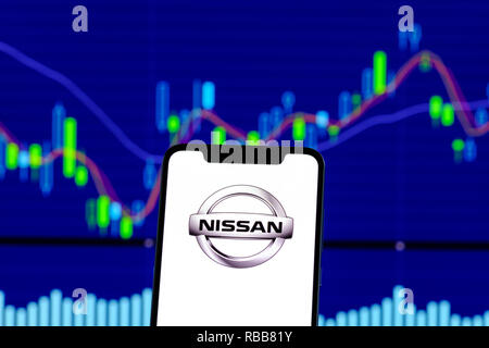 Logo Nissan è visto su un smartphone tramite Grafico azionario Foto Stock