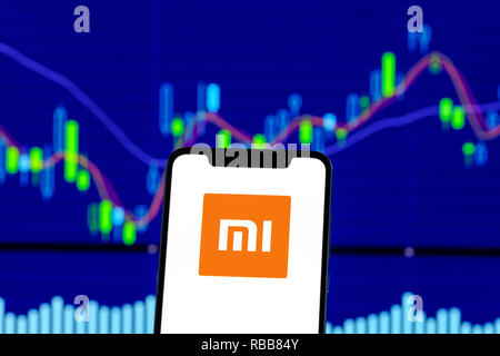 Xiaomi logo è visibile su un telefono cellulare Android su Grafico azionario Foto Stock