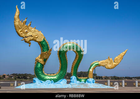 Re di Naga statua in Nong Khai, Thailandia, Thai dragon. Foto Stock
