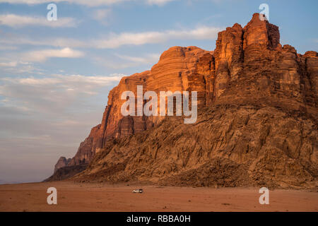 Geländewagen in der Wüste Wadi Rum, Jordanien, Asien | SUV nel Wadi Rum desert, Giordania, Asia Foto Stock