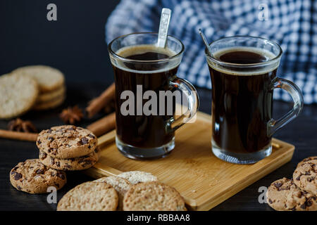 Due tazze di caffè e cioccolato e biscotti di farina di avena Foto Stock