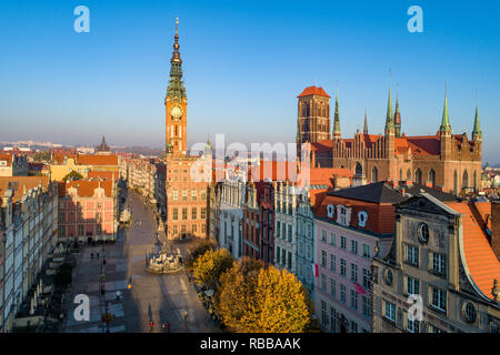 La Polonia. Vecchia di Danzica skyline della città medievale con la gotica di Santa Maria la cattedrale, il municipio con la torre dell orologio, Dluga street, la Artus Court e la statua di Nettuno Foto Stock