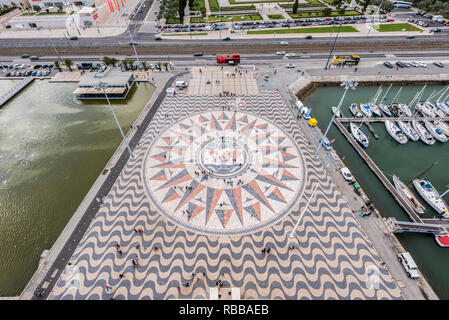 Panoramica della piazza del monumento alle scoperte di Lisbona Foto Stock