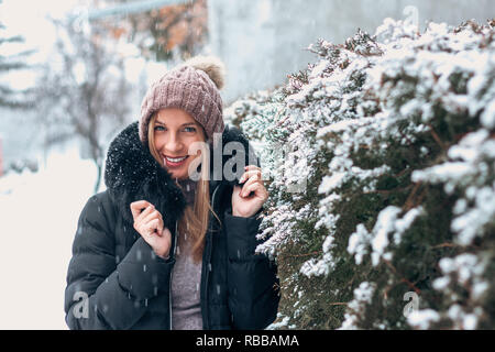 Giovani belle sorridenti ragazza camminare sulla strada. Foto Stock