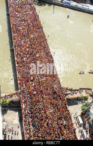 Manila, Filippine. 9 Gen, 2019. Una stima di 21 milioni hanno e stanno attualmente partecipanti il 2019 Festa del Nazareno Nero oggi, 9 gennaio. La festa commemora il trasferimento o la Traslacion dell immagine miracolosa del Nazareno nero dal San Nicolas De Tolentino a Intramuros al Quiapo Chiesa nell'anno 1787. Credito: Dennis Jerome Acosta/ Pacifico premere/Alamy Live News Foto Stock