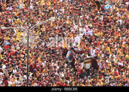 Manila, Filippine. 9 Gen, 2019. Una stima di 21 milioni hanno e stanno attualmente partecipanti il 2019 Festa del Nazareno Nero oggi, 9 gennaio. La festa commemora il trasferimento o la Traslacion dell immagine miracolosa del Nazareno nero dal San Nicolas De Tolentino a Intramuros al Quiapo Chiesa nell'anno 1787. Credito: Dennis Jerome Acosta/ Pacifico premere/Alamy Live News Foto Stock