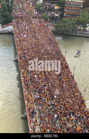 Manila, Filippine. 9 Gen, 2019. Una stima di 21 milioni hanno e stanno attualmente partecipanti il 2019 Festa del Nazareno Nero oggi, 9 gennaio. La festa commemora il trasferimento o la Traslacion dell immagine miracolosa del Nazareno nero dal San Nicolas De Tolentino a Intramuros al Quiapo Chiesa nell'anno 1787. Credito: Dennis Jerome Acosta/ Pacifico premere/Alamy Live News Foto Stock