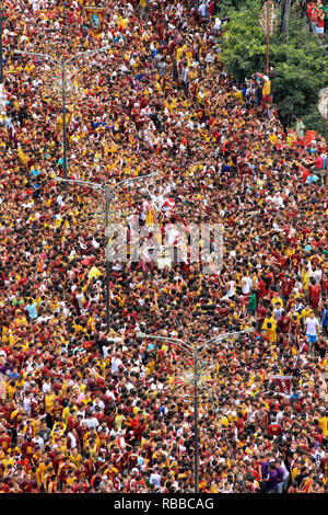 Manila, Filippine. 9 Gen, 2019. Una stima di 21 milioni hanno e stanno attualmente partecipanti il 2019 Festa del Nazareno Nero oggi, 9 gennaio. La festa commemora il trasferimento o la Traslacion dell immagine miracolosa del Nazareno nero dal San Nicolas De Tolentino a Intramuros al Quiapo Chiesa nell'anno 1787. Credito: Dennis Jerome Acosta/ Pacifico premere/Alamy Live News Foto Stock