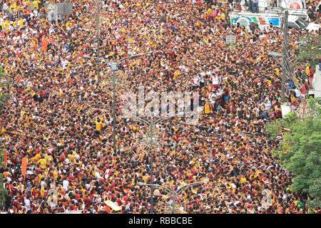 Manila, Filippine. 9 Gen, 2019. Una stima di 21 milioni hanno e stanno attualmente partecipanti il 2019 Festa del Nazareno Nero oggi, 9 gennaio. La festa commemora il trasferimento o la Traslacion dell immagine miracolosa del Nazareno nero dal San Nicolas De Tolentino a Intramuros al Quiapo Chiesa nell'anno 1787. Credito: Dennis Jerome Acosta/ Pacifico premere/Alamy Live News Foto Stock