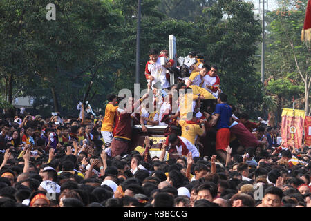 Manila, Filippine. 9 Gen, 2019. La gente si scuotono e lotta attraverso la folla per avere la possibilità di toccare e venerare l icona del Nazareno nero. Una stima di 21 milioni hanno e stanno attualmente partecipanti il 2019 Festa del Nazareno Nero oggi, 9 gennaio. La festa commemora il trasferimento o la Traslacion dell immagine miracolosa del Nazareno nero dal San Nicolas De Tolentino a Intramuros al Quiapo Chiesa nell'anno 1787. Credito: Dennis Jerome Acosta/ Pacifico premere/Alamy Live News Foto Stock