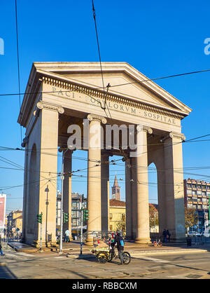 Milano, Italia - 29 dicembre 2018. Porta Ticinese gate. Vista dalla Piazza Xxiv Maggio square. Milano, lombardia, italia. Foto Stock