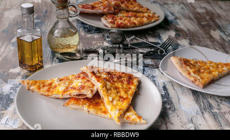 Pizza quattro formaggi su una piastra. Cucina Mediterranea tradizionale. Foto Stock