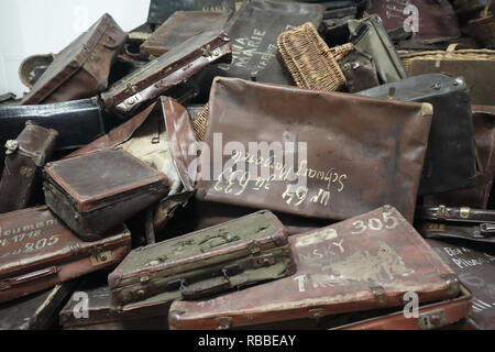 Pile di valigie di ex prigionieri nella movimentazione mostra a Auschwitz 1 campo di concentramento in Polonia Foto Stock