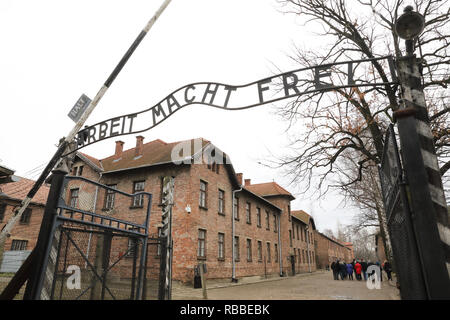 Il cinico slogan - "lavoro vi rende liberi" sopra l'entrata del campo di concentramento di Auschwitz, 1, in Polonia, in Europa Foto Stock