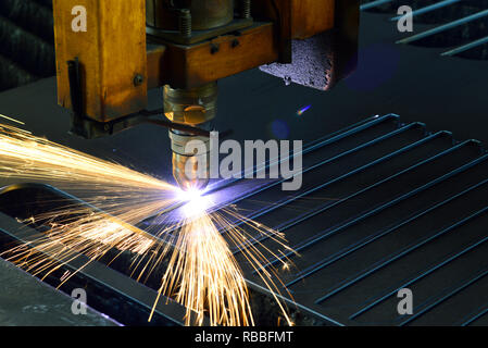 Taglio laser macchina torcia in un impianto industriale di tagli di metallo di foglio Foto Stock