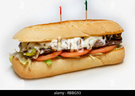 Philadelphia Cheesesteak panino su un sotto la pagnotta con pomodori e lattuga. Stuzzicadenti. Isolato su sfondo bianco. Foto Stock