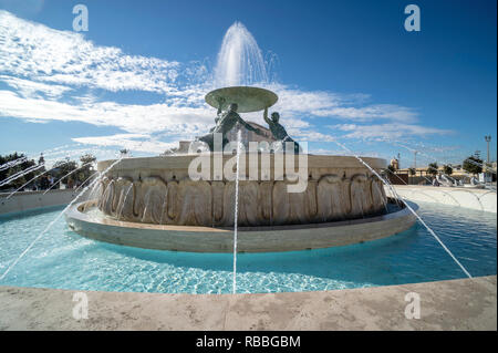 La fontana del Tritone alle porte della città, La Valletta, Malta Foto Stock