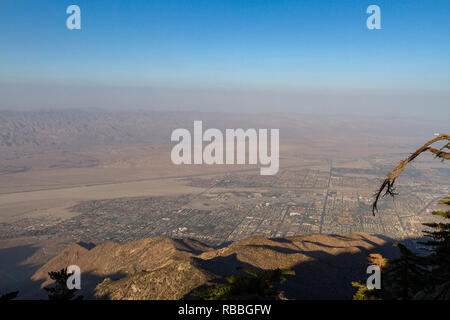 Splendida vista di Palm Springs da Palm Springs linea tramviaria viewpoint, California, Stati Uniti. Foto Stock