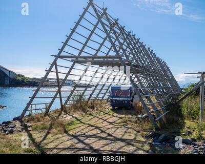 Mobile home, oldtimer, parchi sotto legno rack di essiccazione usualmente utilizzato per essiccare il merluzzo bianco in inverno, Henningsvaer, Austvagöy, Lofoten, Norvegia - piastra di licenza di Foto Stock