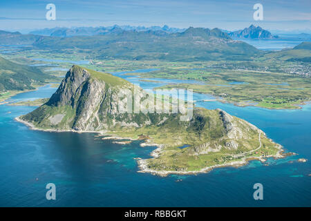 Vista dalla cima del monte Stornappstind a isola Offersöya, grande roccia nel mare, montagna Vagekallen nel retro, Lofoten, Norvegia Foto Stock