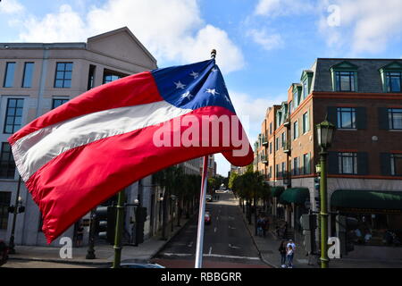 Bandiera confederate visualizzato nella parte anteriore del museo confederato sopra Pre Guerra civile mercato, rivolta verso Market Street Foto Stock