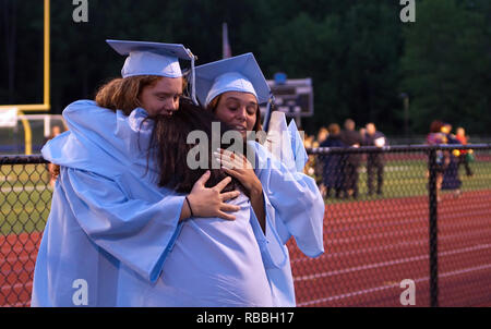 Middletown, CT, Stati Uniti d'America. Jun 2013. La classe senior di 2013 offrendo felici e tristi abbraccia come loro capo off a maggiori problemi nella vita. Foto Stock