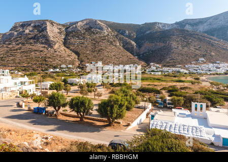 Bellissimo villaggio di Kamares sull isola di Sifnos. Vista dalla chiesa di Agia Marina. La Grecia Foto Stock