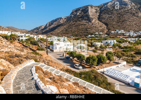 Le splendide montagne e Kamares villaggio sull'isola di Sifnos. Vista dalla chiesa di Agia Marina. La Grecia Foto Stock