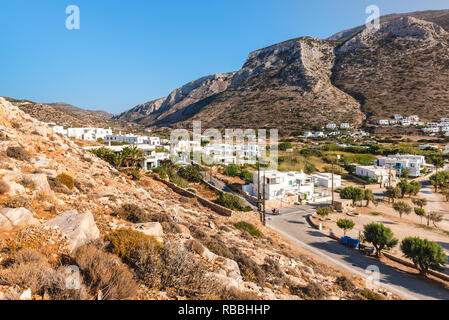 Le splendide montagne e Kamares villaggio sull'isola di Sifnos. Vista dalla chiesa di Agia Marina. La Grecia Foto Stock