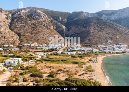 Bellissimo villaggio di Kamares sull isola di Sifnos. Vista dalla chiesa di Agia Marina. La Grecia Foto Stock