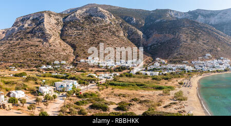 Kamares, Sifnos - una splendida cittadina con estate ville su una pittoresca isola greca di Signos. Foto Stock