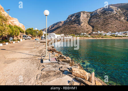 Passeggiata costiera con taverne nel villaggio di Kamares a Sifnos, Grecia Foto Stock