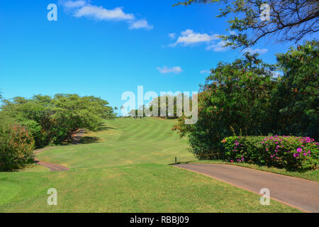 Pittoresco campo da golf nel quartiere Kihei di Maui, Isole Hawaiane, con vista sul Monte Haleakala Foto Stock