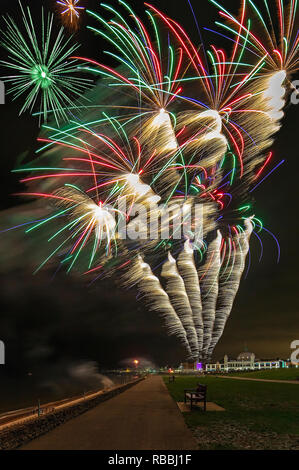 Capodanno fuochi d'artificio sopra città spagnola, Whitley Bay, North Tyneside, Regno Unito Foto Stock
