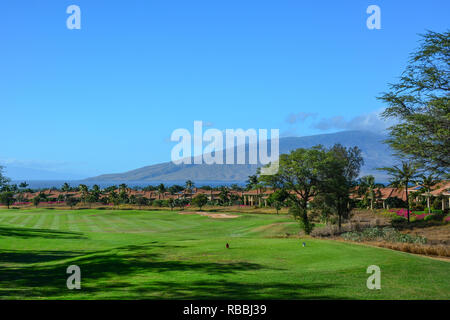 Pittoresco campo da golf nel quartiere Kihei di Maui, Isole Hawaiane, con vista sul Monte Haleakala Foto Stock